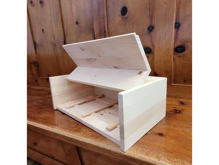 Brotkasten mit Klappe inkl. Zirbenholz-Gitter L 45 x B 16 x H 25 cm 100% Zirbenholz Echtes Handwerk von 4betterdays
