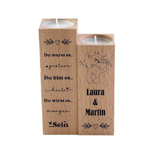 4you Design 2-er Set Kerzenhalter personalisiert mit 2 Namen – Du bist es – hochwertiges Buchenholz im Detail graviert – Geschenkidee für Paare - 2 unterschiedliche Größen 12 & 14cm Höhe von 4youDesign