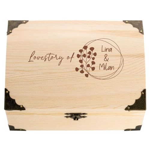 4you Design Holzkiste, Schatztruhe zur Hochzeit mit Gravur – Motiv Lovestory 2 Namen – Hochzeitsgeschenk für Brautpaar – Perfekt als Verpackung oder Geldgeschenk – L18xB13xH10cm 4you Design Holzkiste, Schatztruhe zur Hochzeit mit Gravur – Motiv Lovestory 2 Namen – Hochzeitsgeschenk für Brautpaar – Perfekt als Verpackung oder Geldgeschenk – L18xB13xH10cm von 4you Design