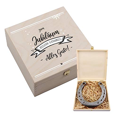 4youDesign Echtes Hufeisen in Holz-Geschenkschachtel Alles Gute Banner Motiv mit Gravur – 2 Hufeisennägel zum befestigen – Geschenk Mitarbeiter, Kollegen – Glücksbringer Firmen Jubiläum – 17x17x6,5cm 4youDesign Echtes Hufeisen in Holz-Geschenkschachtel Alles Gute Banner Motiv mit Gravur – 2 Hufeisennägel zum befestigen – Geschenk Mitarbeiter, Kollegen – Glücksbringer Firmen Jubiläum – 17x17x6,5cm von 4youDesign