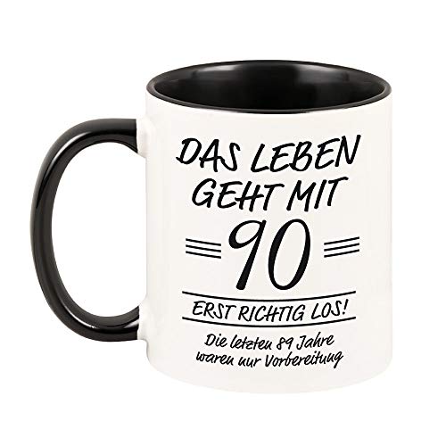 schwarze TASSE mit Spruch -Das Leben geht mit 90 erst richtig los- Geschenkidee zum runden Geburtstag für sie & für ihn KAFFEEBECHER (schwarz, 90) von 4youDesign