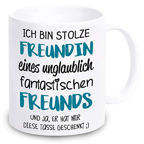 weiße TASSE -Ich bin stolze Freundin eines unglaublich fantastischen Freunds- Geschenkidee zum Geburtstag Valentinstag mit Spruch für sie (Freundin) von 4youDesign