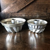 Vintage Metall Bundt Pfannen Geriffelte Jello Formen, 2Er Set Vintage Metall Bundt Pfannen Geriffelte Jello Formen, 2Er Set von 521Gemini