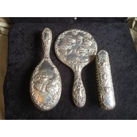 Vintage Sterling Silber Schminktisch Set Mit Repousse Renyolds Engel Dekoration Von Broadway & Co von 5426408