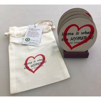 Hymer Eigentümer Gruppe Untersetzer, 4Er-Set Mit Holzständer & Geschenktüte von 59DegreesNorth
