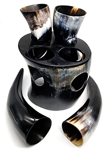 5MOONSUN5 The Original handcrafted Authentic Viking Drinking Horn Set Krug für Bier, Mead, Ale - Mittelalter Inspired Stein Mug - Lebensmittelechtes Gefäß mit 4 Schnapsgläsern und Ständer 5MOONSUN5 The Original handcrafted Authentic Viking Drinking Horn Set Krug für Bier, Mead, Ale - Mittelalter Inspired Stein Mug - Lebensmittelechtes Gefäß mit 4 Schnapsgläsern und Ständer von 5MOONSUN5