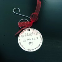 Benutzerdefinierte Haustier-Gedenkverzierung Hand Gestempelte Aluminiumhundeverzierung Benutzerdefinierte Haustier-Gedenkverzierung Hand Gestempelte Aluminiumhundeverzierung von 5StonesDesigns