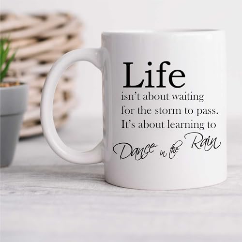 Tasse, mit englischer Aufschrift: Life Isn't About Waiting For The Storm To Pass It's About Learning To Dance In The Rain Tasse, mit englischer Aufschrift: Life Isn't About Waiting For The Storm To Pass It's About Learning To Dance In The Rain von 60 Second Makeover
