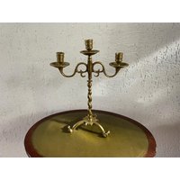 Hoher Dreiarmiger Kerzenständer Aus Messing, Große Größe. Ca. 35 cm Hoch | 14 Zoll - Wunderschön Auf Dem Weihnachtstisch in Gutem Zustand von 60JaarVerzameld