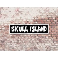 Skull Island 6 "x 24" Metall Schild Skull Island 6 "x 24" Metall Schild von 734designs