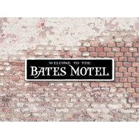 Willkommen Im Bates Cottage von 734designs