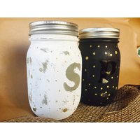 Benutzerdefinierte Distressed Rustikalen Bauernhaus Einmachglas Salz - Und Pfefferstreuer, Weiß Schwarz Mit Gold Polka Dots von 775Upcycler