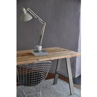 Schreibtisch Fürs Büro. Wfh-Schreibtisch. Industriell Modern, Tischplatte Aus Altholz Auf A-Förmigen Stahlbeinen, Industrial Collection von 7MAGOK