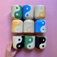 Handgemachte Keramik Yin Yang Tasse Blau von 7thHouseCeramics