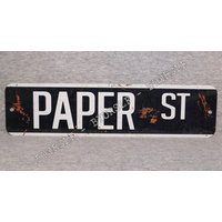 Metallschild Paper St Street Replik Filmrequisite Soap Mannhöhle Wanddeko Garage Wandschild Metallschild Paper St Street Replik Filmrequisite Soap Mannhöhle Wanddeko Garage Wandschild von 923graphics