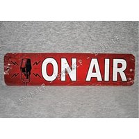 Metallschild Radiosendung Live Nachrichtensendung Podcast Raum Fernsehjournalismus Tür Vintage Replik Mannhöhle von 923graphics