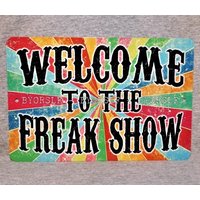Metallschild Welcome To The Freak Show Zirkus Sideshow Karneval Jahrmarkt Attraktion Freaks Schausteller Metallschild Welcome To The Freak Show Zirkus Sideshow Karneval Jahrmarkt Attraktion Freaks Schausteller von 923graphics
