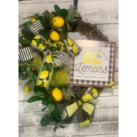 Lemon Delight, Türkranz, Frühling, Elegant, Modern, Büffelkaro, Schwarz, Gelb & Weiß, Weinrebe von 99creativedesigns