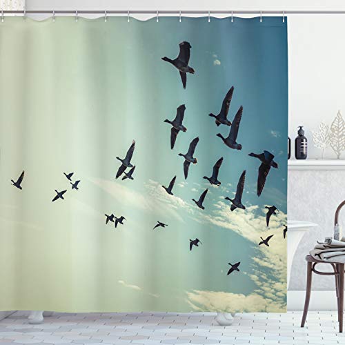 ABAKUHAUS Gänse Duschvorhang, Großes Team von Flying Birds, Stoffliches Gewebe Badezimmerdekorationsset mit Haken, 175 x 180 cm, Pale Sage Grün Blau von ABAKUHAUS