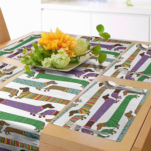 ABAKUHAUS Hundeliebhaber Tischläufer & 4 Stück Tischsets, Karikatur-Art-Dackel gekleidet in Pyjamas Chevron zeichnet Tupfen und Herzen, Tischdeko-Set, 180 x 40 cm, Weiß Braun Grün ABAKUHAUS Hundeliebhaber Tischläufer & 4 Stück Tischsets, Karikatur-Art-Dackel gekleidet in Pyjamas Chevron zeichnet Tupfen und Herzen, Tischdeko-Set, 180 x 40 cm, Weiß Braun Grün von ABAKUHAUS