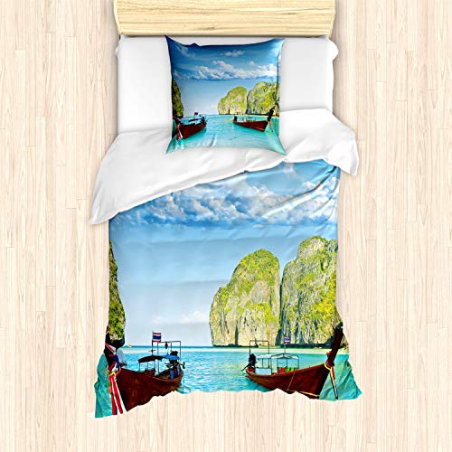 ABAKUHAUS Landschaft Bettbezug Set, Boot Maya Bay Thailand, Milbensicher Allergiker geeignet mit Kissenbezügen, 135 cm x 200 cm - 80 x 80 cm, Mehrfarbig von ABAKUHAUS