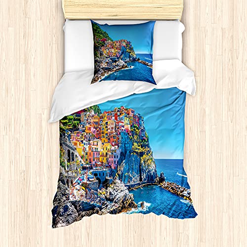 ABAKUHAUS Landschaft Bettbezug Set für Einzelbetten, Bunte Häuser auf Hill, Milbensicher Allergiker geeignet mit Kissenbezug, 135 cm x 200 cm - 80 x 80 cm, Rot und Blau von ABAKUHAUS