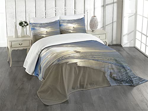 ABAKUHAUS Nautisch Tagesdecke Set, Segelschiff auf Sonnenuntergang, Set mit Kissenbezügen Mit Digitaldruck, für Doppelbetten 264 x 220 cm, Blue beige weiß von ABAKUHAUS