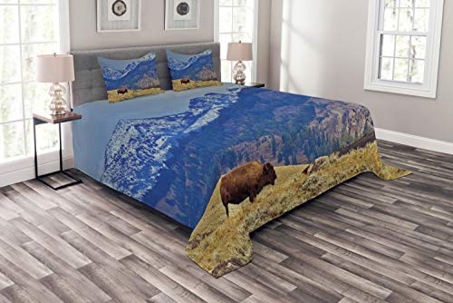 ABAKUHAUS Wyoming Tagesdecke Set, Bison und Snowy Mountains, Set mit Kissenbezügen Sommerdecke, für Doppelbetten 220 x 220 cm, Blau Kamel von ABAKUHAUS