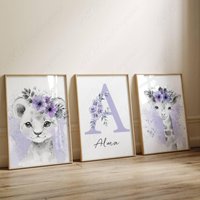 3Er-Set Personalisierte Poster - Geburtsgeschenk Babyzimmer-Dekoration Lila Blumen-Initiale Triptychon Savannentiere von ABCreationParis