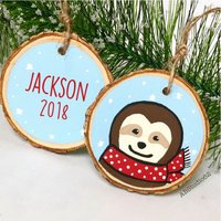 Personalisierte Faultier Weihnachtsanhänger Handbemalte Holzscheibe Geschenk von ABStudio62