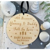 All Because Mummy & Daddy Verliebte Weihnachtsdekoration - Weihnachtsgeschenk Für Eltern Zu Sein Andenken Bump Geschenk von ABeautifulSignShop