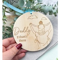 Papa & Sohn Mein Held Personalisierte Runde Plakette - Vatertagsgeschenke Für Papa Geschenkideen Linienzeichnung von ABeautifulSignShop