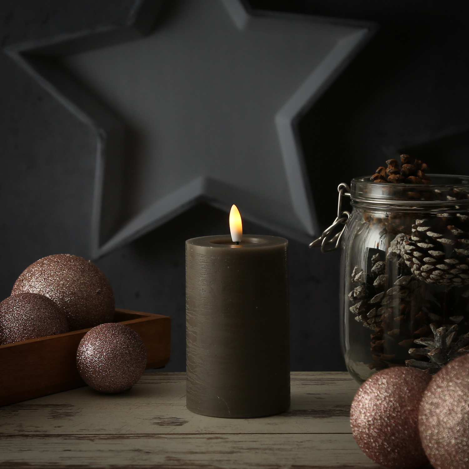 LED Kerze LINA - Rustik-Optik - Echtwachs - 3D Flamme - H: 11cm - D: 7cm - Batterie - Timer - grau LED Kerze LINA - Rustik-Optik - Echtwachs - 3D Flamme - H: 11cm - D: 7cm - Batterie - Timer - grau von ADILINA