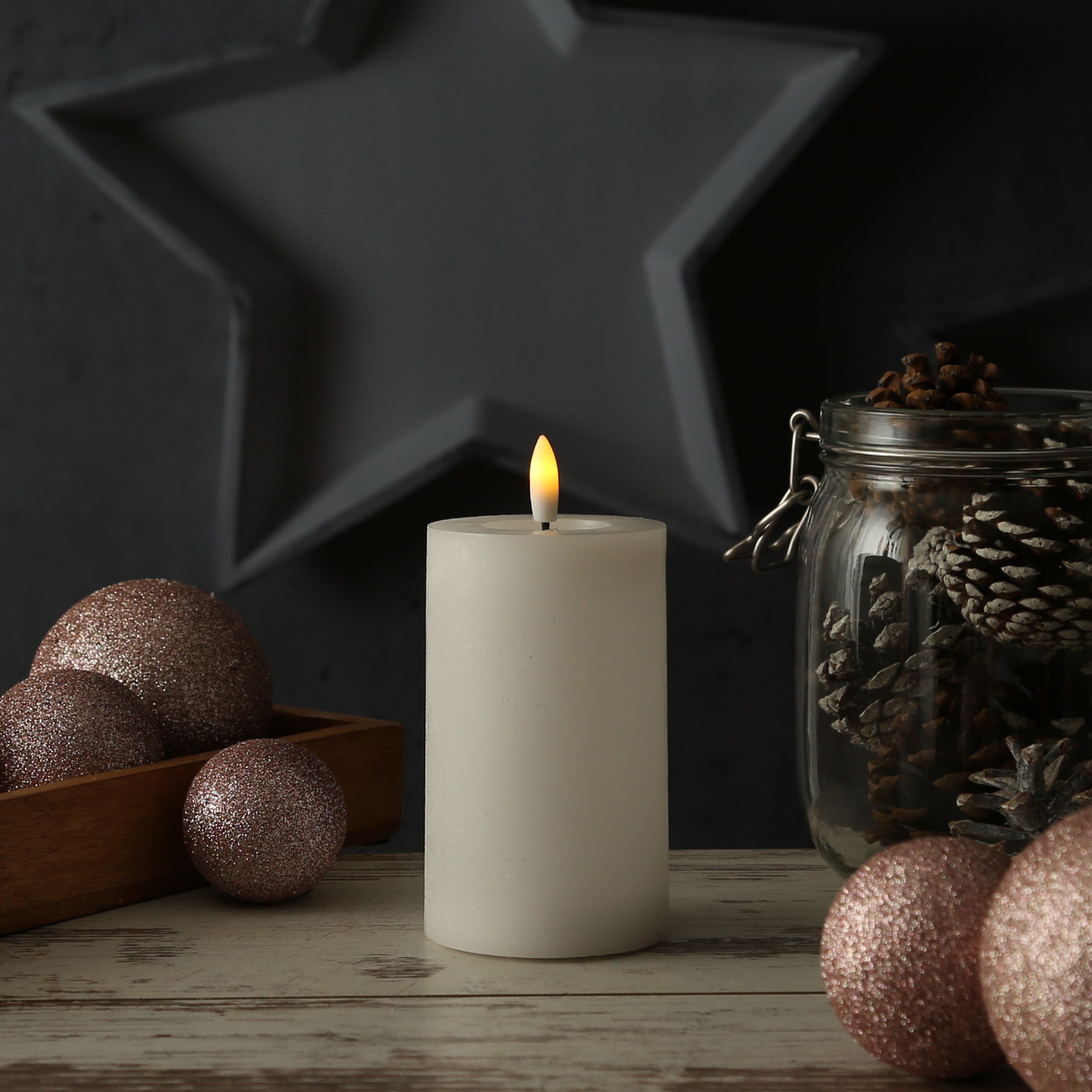 LED Kerze LINA - Rustik-Optik - Echtwachs - 3D Flamme - H: 11cm - D: 7cm - Batterie - Timer - weiß LED Kerze LINA - Rustik-Optik - Echtwachs - 3D Flamme - H: 11cm - D: 7cm - Batterie - Timer - weiß von ADILINA