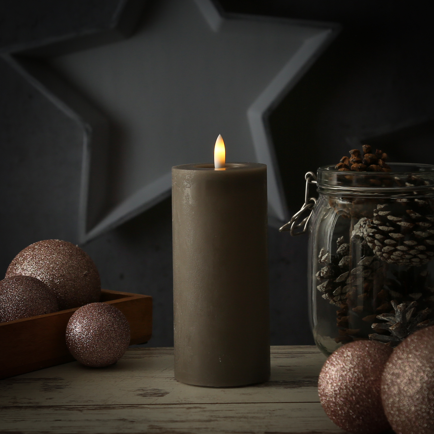LED Kerze LINA - Rustik-Optik - Echtwachs - 3D Flamme - H: 15cm - D: 7cm - Batterie - Timer - grau LED Kerze LINA - Rustik-Optik - Echtwachs - 3D Flamme - H: 15cm - D: 7cm - Batterie - Timer - grau von ADILINA