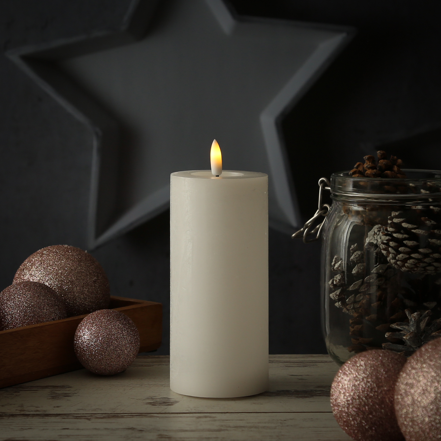 LED Kerze LINA - Rustik-Optik - Echtwachs - 3D Flamme - H: 15cm - D: 7cm - Batterie - Timer - weiß LED Kerze LINA - Rustik-Optik - Echtwachs - 3D Flamme - H: 15cm - D: 7cm - Batterie - Timer - weiß von ADILINA