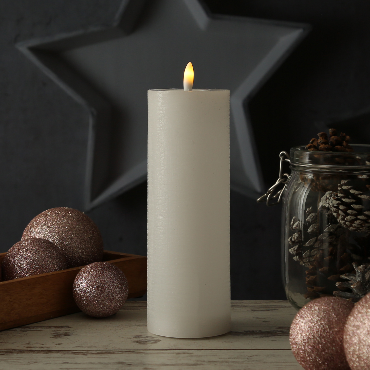 LED Kerze LINA - Rustik-Optik - Echtwachs - 3D Flamme - H: 20cm - D: 7cm - Batterie - Timer - weiß LED Kerze LINA - Rustik-Optik - Echtwachs - 3D Flamme - H: 20cm - D: 7cm - Batterie - Timer - weiß von ADILINA