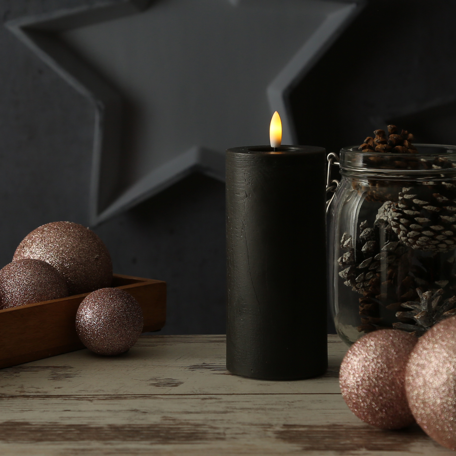 LED Kerze LINA - Rustik-Optik - Echtwachs - H: 15cm - D: 7cm - Batterie - Timer - schwarz LED Kerze LINA - Rustik-Optik - Echtwachs - H: 15cm - D: 7cm - Batterie - Timer - schwarz von ADILINA