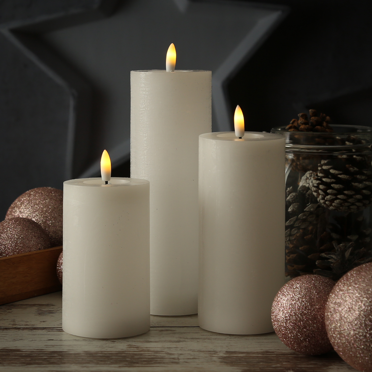 LED Kerzenset LINA - Rustik-Optik - Echtwachs - 3 Größen - D: 7cm - Timer - weiß - 3er Set LED Kerzenset LINA - Rustik-Optik - Echtwachs - 3 Größen - D: 7cm - Timer - weiß - 3er Set von ADILINA