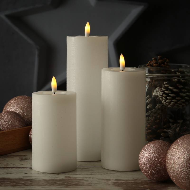 LED Kerzenset LINA - Rustik-Optik - Echtwachs - 3 Größen - D: 7cm - Timer - weiß - 3er Set LED Kerzenset LINA - Rustik-Optik - Echtwachs - 3 Größen - D: 7cm - Timer - weiß - 3er Set von ADILINA