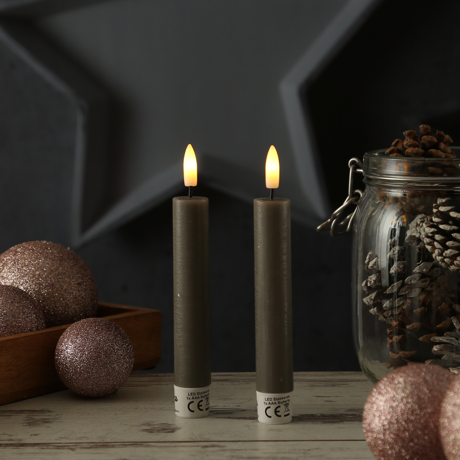 LED Stabkerzen LINA - Rustik-Optik - Echtwachs - 3D Flamme - H: 16cm - Timer - grau - 2er Set LED Stabkerzen LINA - Rustik-Optik - Echtwachs - 3D Flamme - H: 16cm - Timer - grau - 2er Set von ADILINA