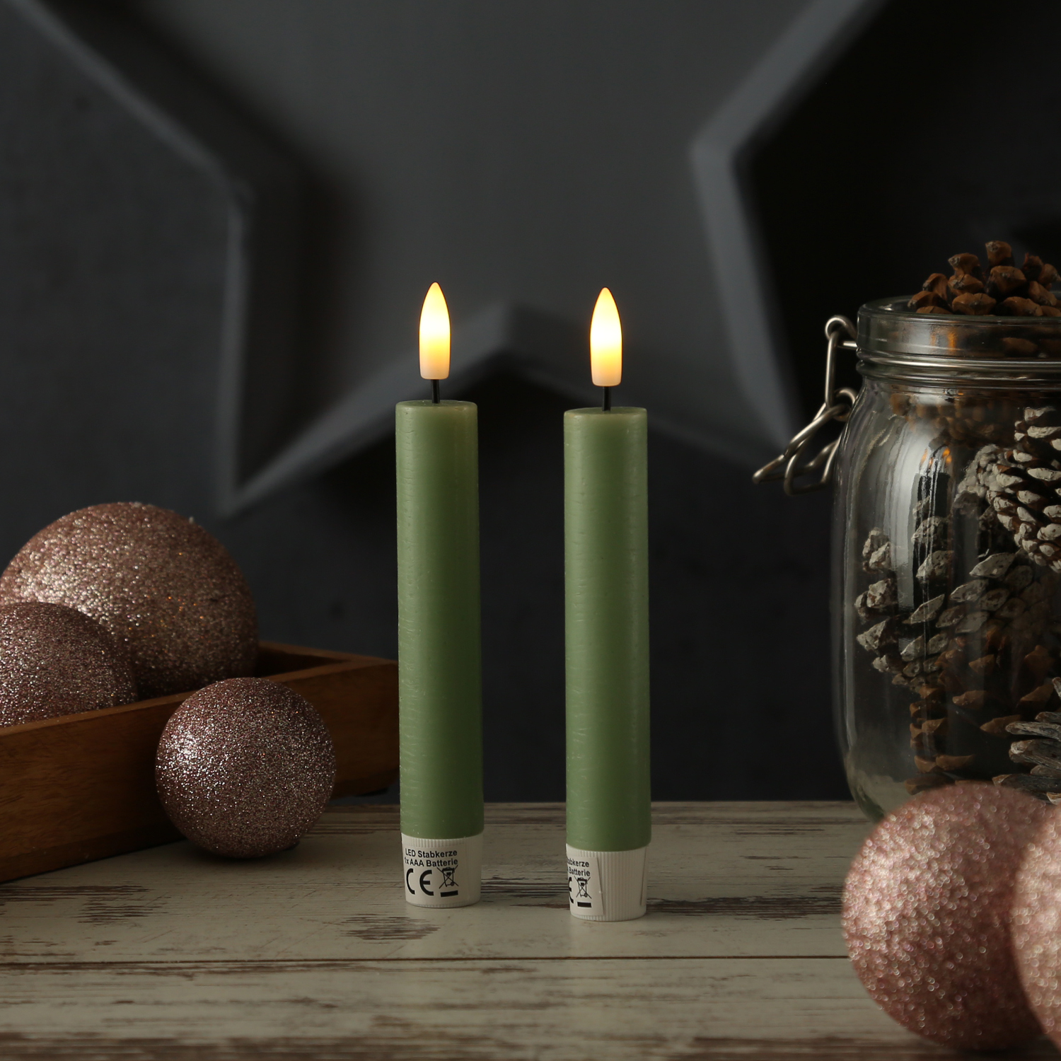 LED Stabkerzen LINA - Rustik-Optik - Echtwachs - 3D Flamme - H: 16cm - Timer - grün - 2er Set LED Stabkerzen LINA - Rustik-Optik - Echtwachs - 3D Flamme - H: 16cm - Timer - grün - 2er Set von ADILINA