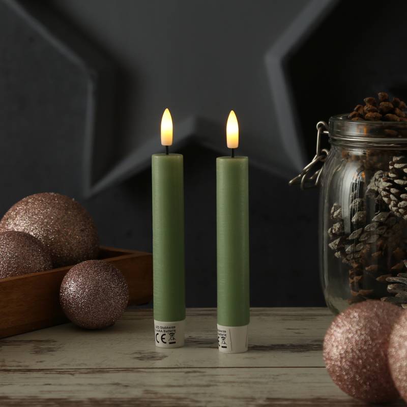 LED Stabkerzen LINA - Rustik-Optik - Echtwachs - 3D Flamme - H: 16cm - Timer - grün - 2er Set LED Stabkerzen LINA - Rustik-Optik - Echtwachs - 3D Flamme - H: 16cm - Timer - grün - 2er Set von ADILINA