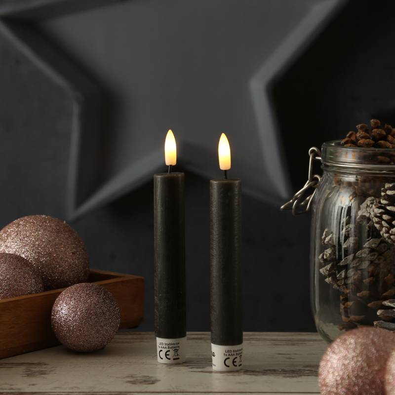 LED Stabkerzen LINA - Rustik-Optik - Echtwachs - 3D Flamme - H: 16cm - Timer - schwarz - 2er Set LED Stabkerzen LINA - Rustik-Optik - Echtwachs - 3D Flamme - H: 16cm - Timer - schwarz - 2er Set von ADILINA
