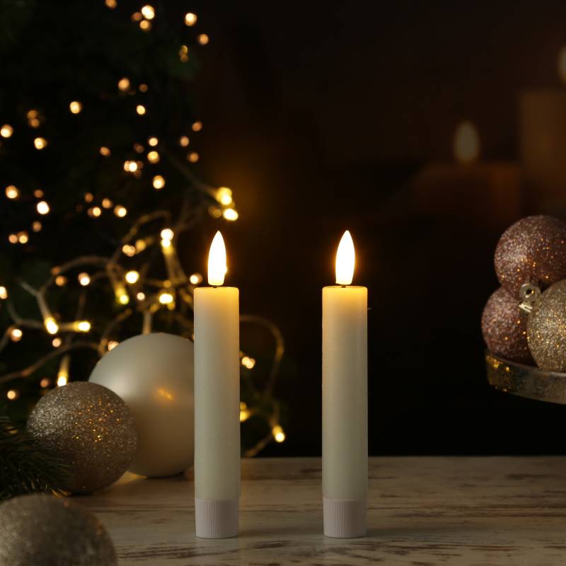 LED Stabkerzen LINA - Rustik-Optik - Echtwachs - 3D Flamme - H: 16cm - Timer - weiß - 2er Set LED Stabkerzen LINA - Rustik-Optik - Echtwachs - 3D Flamme - H: 16cm - Timer - weiß - 2er Set von ADILINA
