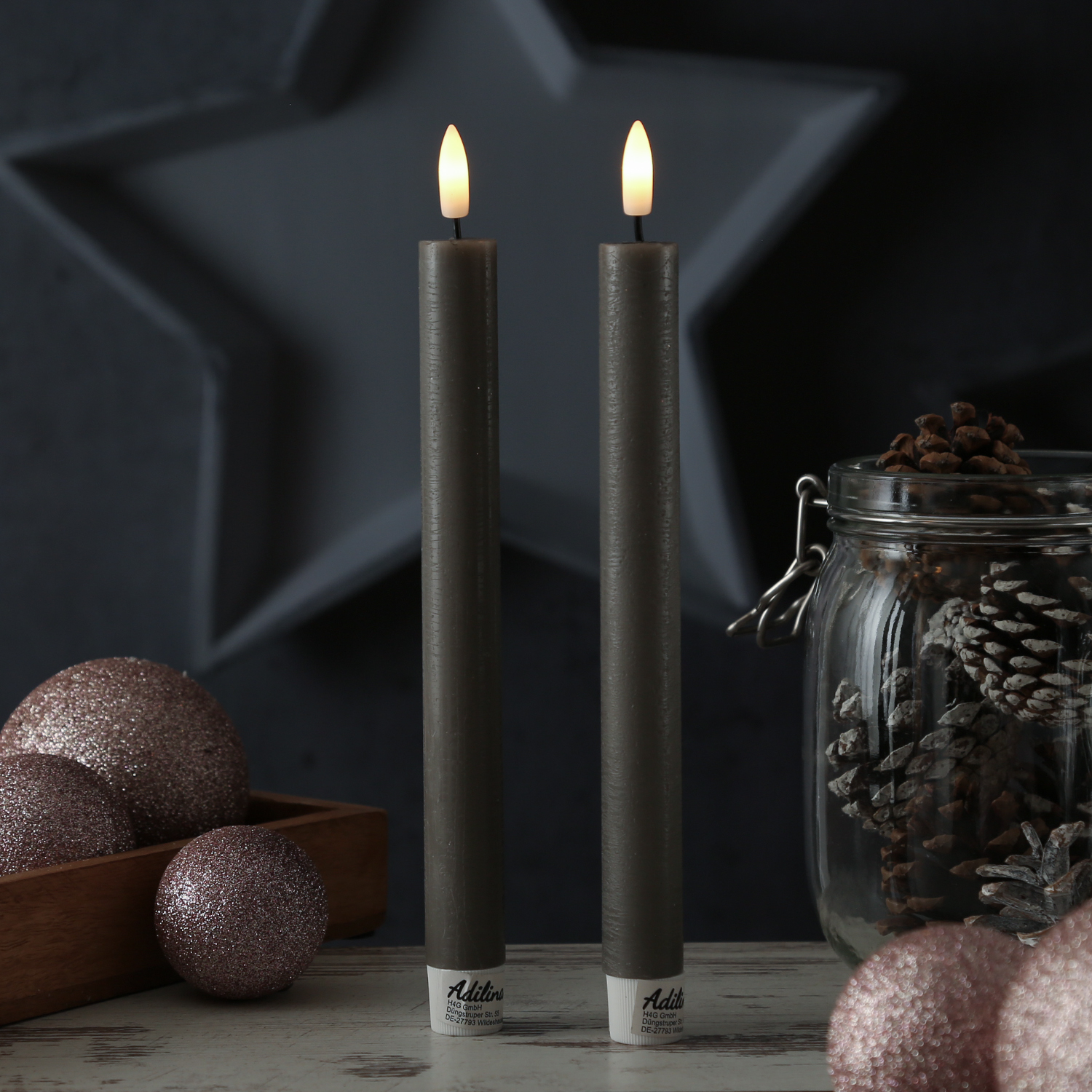 LED Stabkerzen LINA - Rustik-Optik - Echtwachs - 3D Flamme - H: 24cm - Timer - grau - 2er Set LED Stabkerzen LINA - Rustik-Optik - Echtwachs - 3D Flamme - H: 24cm - Timer - grau - 2er Set von ADILINA