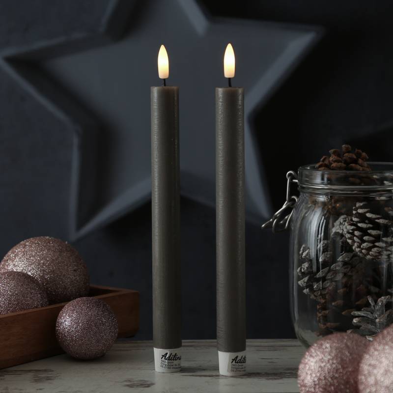 LED Stabkerzen LINA - Rustik-Optik - Echtwachs - 3D Flamme - H: 24cm - Timer - grau - 2er Set LED Stabkerzen LINA - Rustik-Optik - Echtwachs - 3D Flamme - H: 24cm - Timer - grau - 2er Set von ADILINA