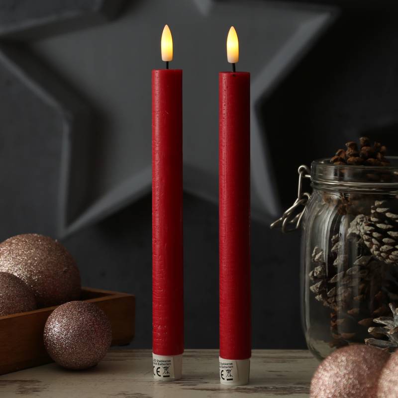 LED Stabkerzen LINA - Rustik-Optik - Echtwachs - 3D Flamme - H: 24cm - Timer - rot - 2er Set LED Stabkerzen LINA - Rustik-Optik - Echtwachs - 3D Flamme - H: 24cm - Timer - rot - 2er Set von ADILINA