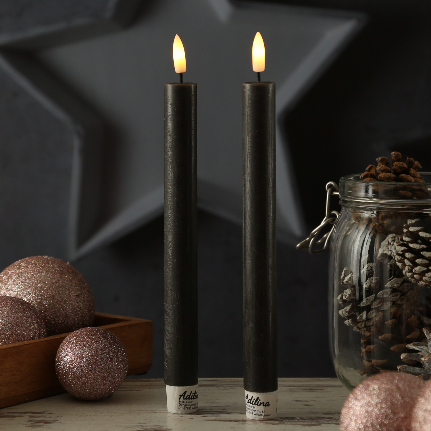 LED Stabkerzen LINA - Rustik-Optik - Echtwachs - 3D Flamme - H: 24cm - Timer - schwarz - 2er Set LED Stabkerzen LINA - Rustik-Optik - Echtwachs - 3D Flamme - H: 24cm - Timer - schwarz - 2er Set von ADILINA