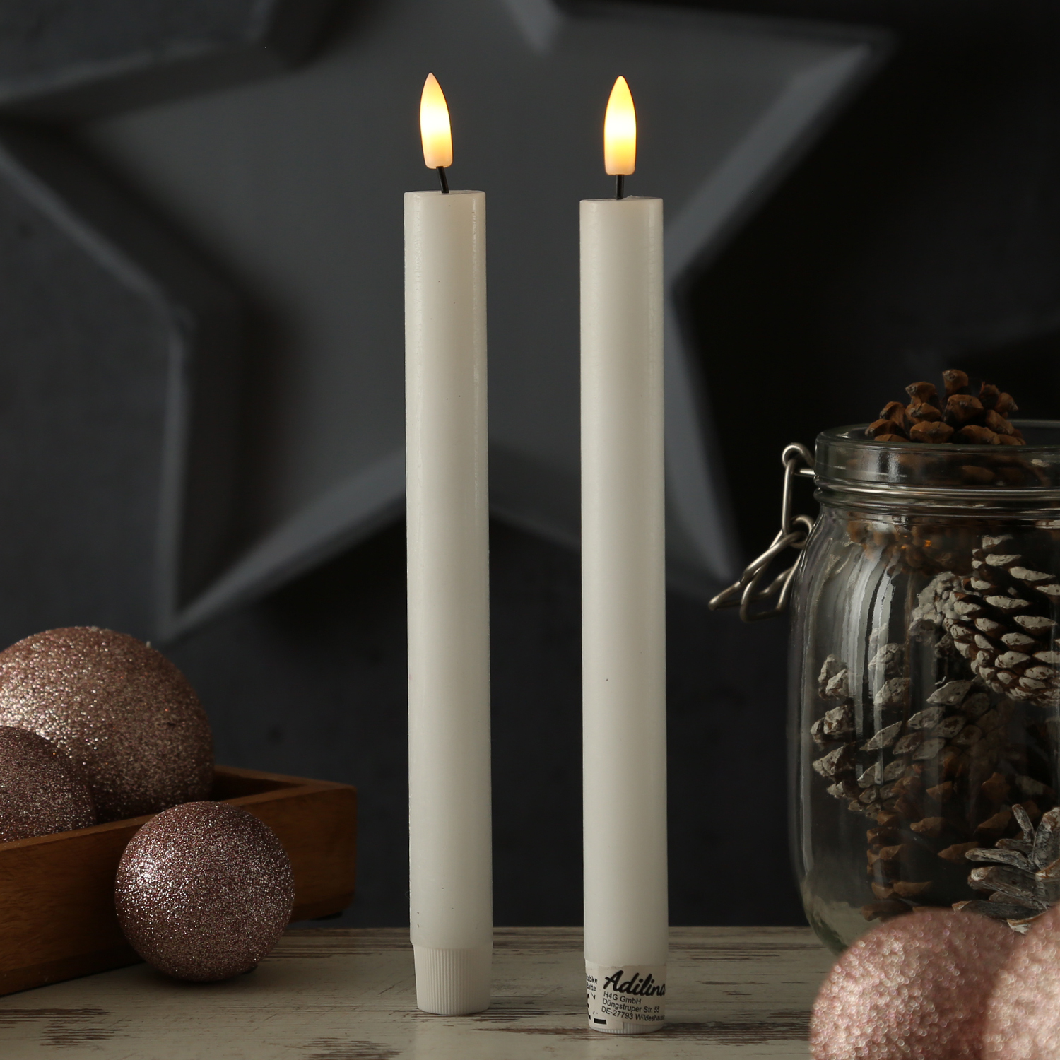 LED Stabkerzen LINA - Rustik-Optik - Echtwachs - 3D Flamme - H: 24cm - Timer - weiß - 2er Set LED Stabkerzen LINA - Rustik-Optik - Echtwachs - 3D Flamme - H: 24cm - Timer - weiß - 2er Set von ADILINA